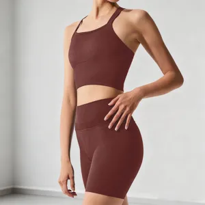 Detail van geribbelde yoga sportset met kruisrug sportbh en fitness korte broek met hoge taille.