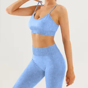 Detalle de conjunto de yoga fitness sin costuras con tela elástica y diseño de sujetador.