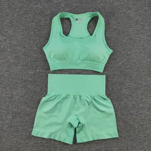 Ensemble de fitness vert sans couture avec soutien-gorge de sport et short taille haute.