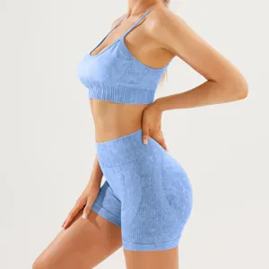 Detalle de sujetador deportivo y pantalones cortos de yoga sin costuras, tejido elastico.