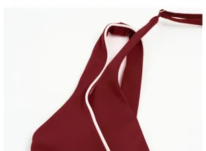 Bordeauxrode sportbh detail yogatop met elegante witte contrastbies en verstelbare band.