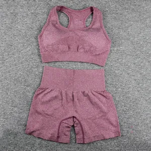 Détail ensemble fitness sans couture, crop top sportif et short de yoga taille haute.