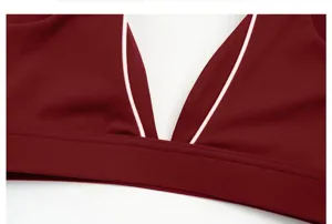 Wijnrode sport-bh met V-hals en contrasterende bies, fitness yoga top detail kleding.