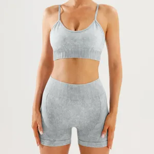Detalle de sujetador deportivo y pantalones cortos acanalados sin costuras, set yoga.