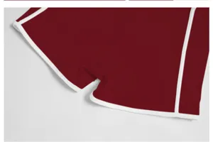 Gedetailleerd overzicht van bordeauxrode sportshorts met witte bies, ideaal voor fitness.