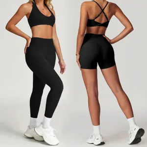 Detailaufnahme des schwarzen Fitness-Sets mit Bustier und hochgeschnittenen Leggings.
