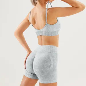 Conjunto deportivo de canalé sin costuras con sujetador y pantalones cortos de fitness.