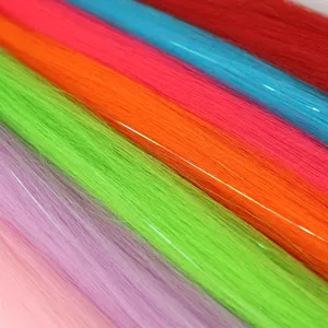 Gros plan détaillé d'extensions de cheveux colorés à tinsel, idéal pour les festivals et fêtes.