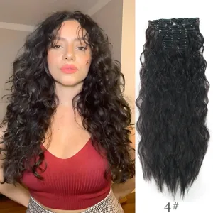 Vista dettagliata delle extension per capelli ricci marrone scuro con texture e clip sicure.