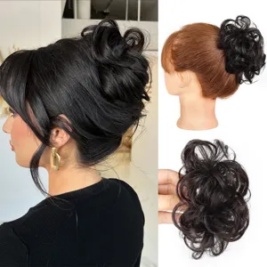 Gros plan détaillé du chignon synthétique moelleux avec pince et texture naturelle et douce.