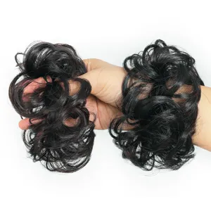 Vista ravvicinata e molto dettagliata dell'estensione per chignon con capelli ricci neri.