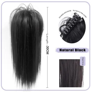 Vista detallada de la extensión de coleta con pinza de pelo liso de 30cm en color negro.