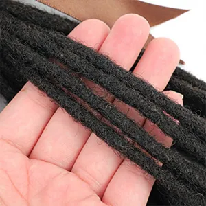 Nahaufnahme Detail von synthetischen schwarzen Dreadlocks Haarverlängerungen Textur.