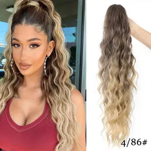 Extension de queue de cheval longue et ondulée avec pince griffe en blond ombré pour femme.