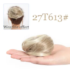 Vue détaillée du chignon synthétique duveteux montrant une couleur naturelle et texture élastique.