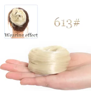 Chignon synthétique blond en détail, chignon donut duveteux vue en gros plan.