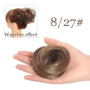 Détail de chignon en cheveux synthétiques montrant la texture naturelle et la nuance idéale.