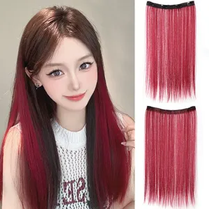 Vue détaillée de la mèches de cheveux rouges avec clip sécurisé et style raide naturel.