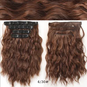 Primo piano dettagliato di extension per capelli ondulati sintetici set da 4 con clip e consistenza.