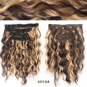 Vista dettagliata di extension per capelli ondulati sintetici a clip con effetto bicolore.