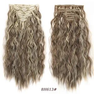 Primo piano di extension per capelli ricci con clip in 7 pezzi, texture ondulata.