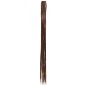 Vue détaillée d'extension de cheveux à clip avec des mèches de tinsel laser colorées pour coiffure.