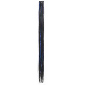 Vue détaillée de l'extension de cheveux à clip 60cm avec mèches noires et tinsel bleu scintillant.