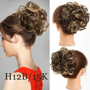Detail d'extension de chignon boucle synthetique, postiche ondule naturel avec peigne, teintes.