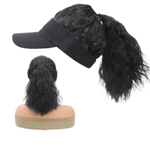 Berretto nero con visiera combinato con extension di capelli ricci sintetici a coda di cavallo.