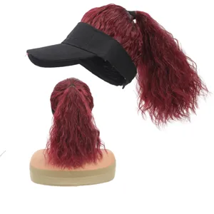 Cappello parrucca sintetica con coda di cavallo ondulata, visiera parasole nera.