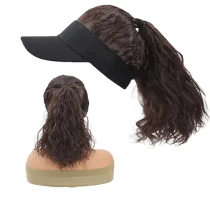Berretto visiera nero con parrucca coda di cavallo mossa sintetica, estensione capelli 30cm.