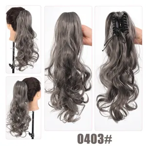 Synthetische golvende paardenstaart haarverlenging haarklem grijs detailoverzicht van haar.