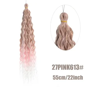 Vue détaillée d'extension de cheveux crochet synthétiques avec dégradé ondulé rose.