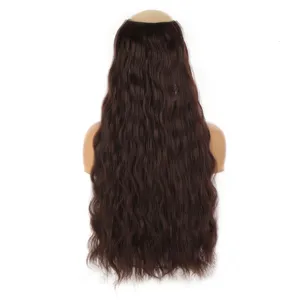 Vue détaillée de l'extension de cheveux ondulés brun foncé, pièce clipsée pratique.