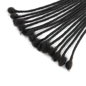 Synthetische Dreadlocks Haarverlängerung Detail, schwarze Häkelzöpfe Nahaufnahme.