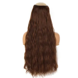 Détail d'extension de cheveux ondulés bruns longs vue de dos sur mannequin professionnel.