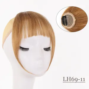 Dettaglio frangia di capelli marroni con retina interna e clip sicura per lo styling.