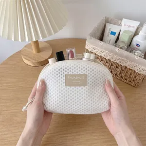 Detailansicht der weißen Netztasche Kosmetiktasche, tragbarer Make-up-Organizer für Lippenstift.