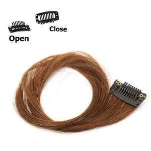 Bruin synthetisch haar pony clip detailweergave met open en gesloten klemmen getoond.