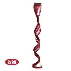 Vista dettagliata di extension capelli ricci bordeaux con clip, ciocca sintetica ondulata.