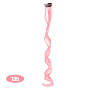Estensione di capelli ricci sintetici rosa con clip, parrucca ondulata per uno stile alla moda.