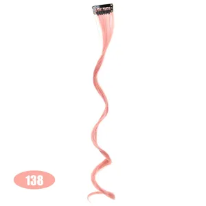 Dettaglio dell'extension per capelli ricci rosa con clip, bella trama ondulata.
