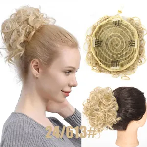 Synthetische krullende knot met trekkoord en clips, korte golvende haarstuk detail.
