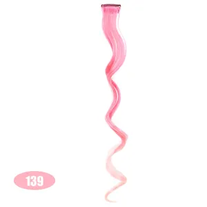 Extension per capelli rosa con clip ondulata lunga ciocca sintetica per lo styling.