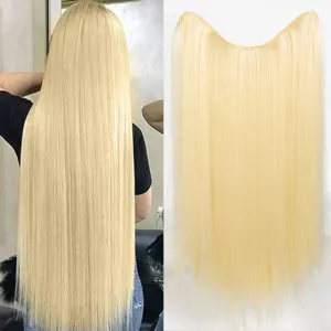 Vue détaillée de l'extension de cheveux synthétiques blonds longs, texture raide et.