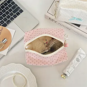 Borsa cosmetica in tessuto con pois rosa e design grazioso, ideale per viaggi e organizzazione.