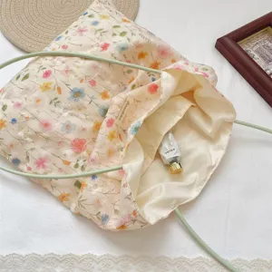 Einkaufstasche mit Blumenmuster aus Stoff, ästhetische Freizeittasche mit grünen Henkeln.