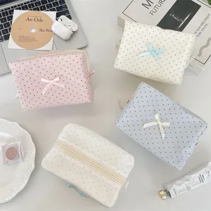 Vista dettagliata della trousse cosmetica coreana a pois con fiocco dolce e chiusura a zip.