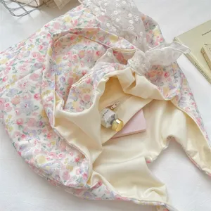 Zachte bloemen canvas tote tas met delicate kanten rand, ruime binnenkant en vak.
