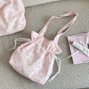 Rosa Schultertasche mit Blumenmuster und feiner weißer Spitzenborte, süße Freizeittasche.